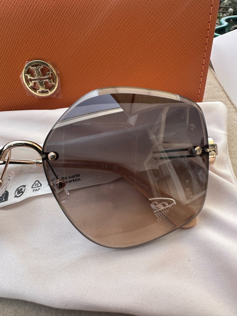 Tory Burch Women's Brown Gradient Lens Sunglasses with Orange Case - Picture 5 of 11